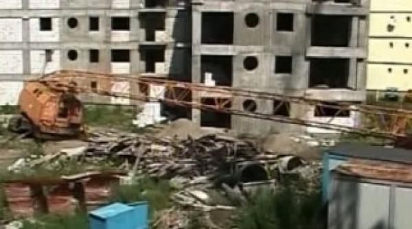 o macara a fost doborata de vant intr un cartier anl din ploiesti video