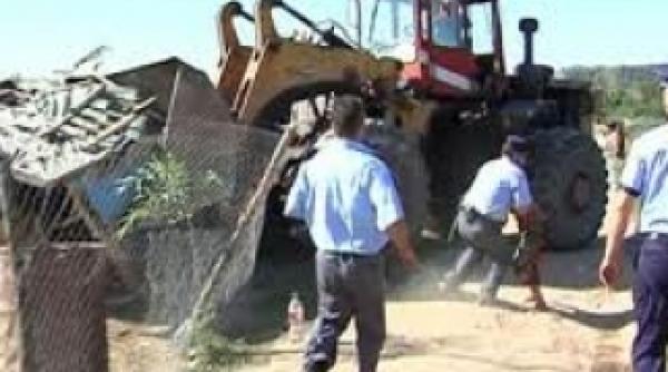 autoritatile au intrat cu buldozerele peste adaposturile improvizate de langa lacul colentina