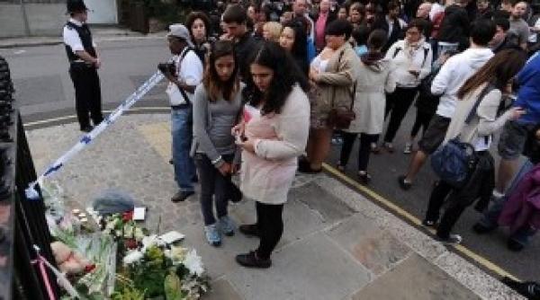 fanii lui amy winehouse au adus lumanari si flori in fata casei artistei