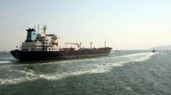 vas italian cu comandant roman atacat de pirati in largul beninului