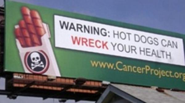 nutritionisti hotdogii la fel de daunatori ca tigarile
