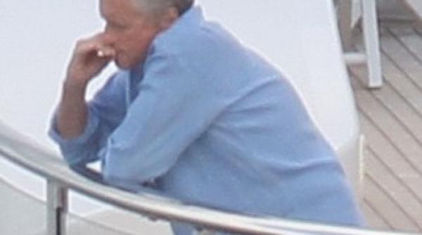 michael douglas suprins fumand o tigara la cateva luni dupa ce s a vindecat de cancer