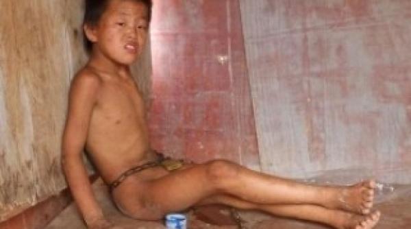 legat in lanturi chiar de unchiul lui drama unui baiat de 12 ani din china