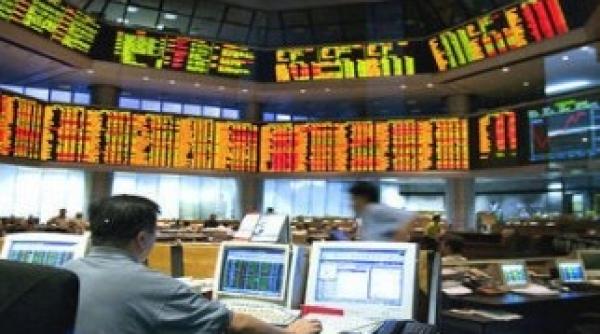 bursele din asia au scazut puternic luni cu pana la 5prc dupa retrogradarea ratingului sua liderii g7 si bce promit masuri pentru stabilizarea pietelor