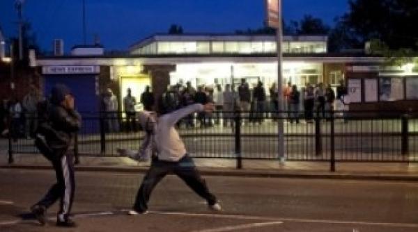 primul mort in urma incidentelor de la londra