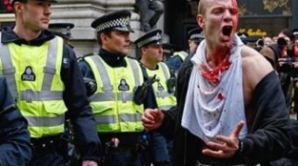 scene socante la londra oameni jefuiti si obligati sa se dezbrace in plina strada video