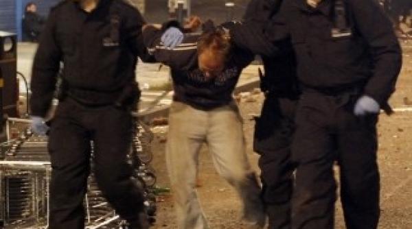 violentele s au extins in al treilea oras din marea britanie premierul david cameron si a scurtat vacanta pentru a se inapoia la londra