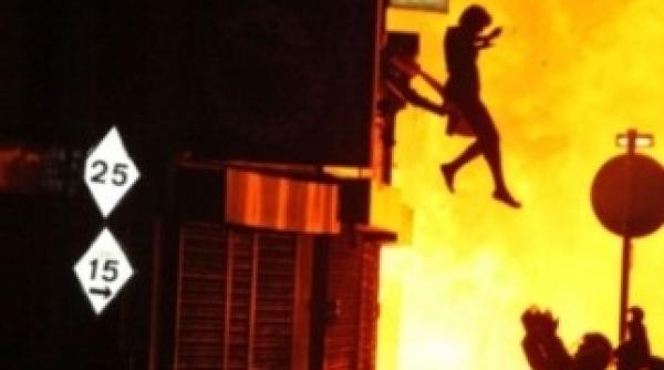 un roman a salvat o tanara care a sarit dintr o cladire incendiata de protestatarii britanici