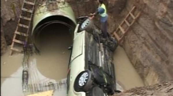 o masina s a rasturnat intr o groapa adanca de trei metri de pe soseaua pipera