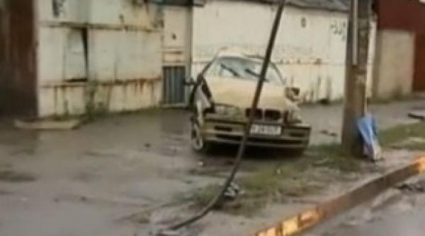 un sofer din bucuresti a scapat cu viata dupa ce masina i s a rupt in doua