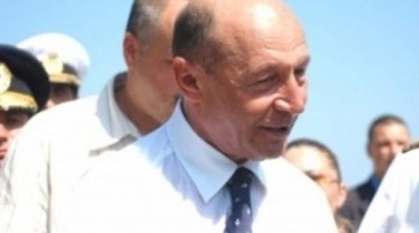 basescu sustin strategia fiscala daca tot imprumutam pentru salarii si pensii dam faliment