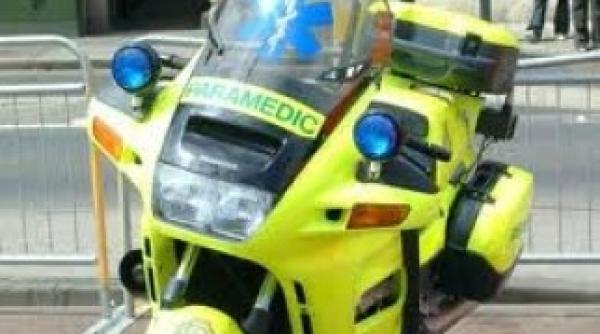 doctori pe motociclete cu defibrilator echipament de resuscitare si oxigen