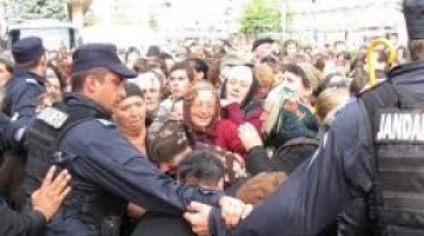 wikileaks imbulzeala din credinta 3 000 de oameni s au calcat in picioare la manastirea curtea de arges