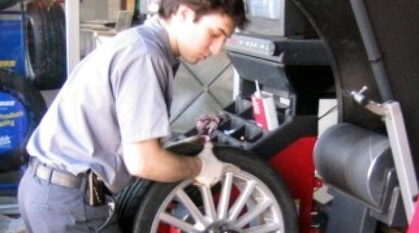 cauciucurile de iarna mai scumpe din septembrie incepand din noiembrie echiparea autoturismelor cu anvelope de iarna sau all season este obligatorie