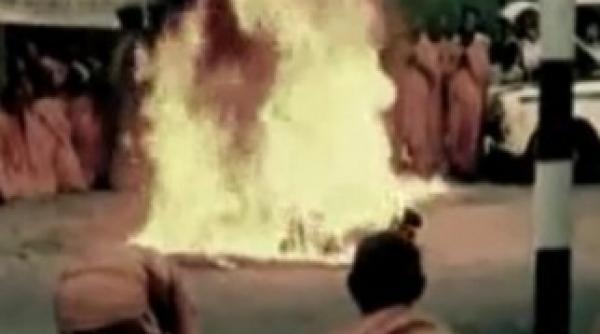 fortele de ordine chineze au inconjurat o manastire tibetana dupa ce un calugag si a dat foc