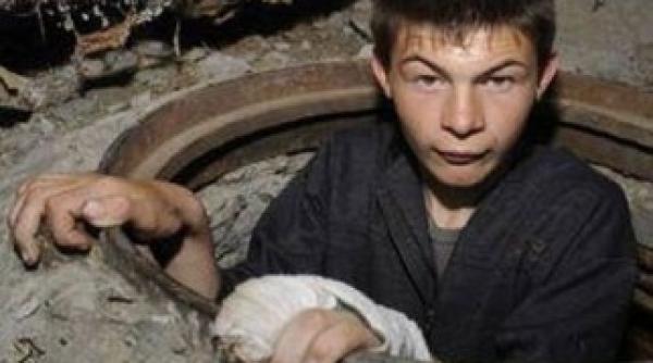 lumea subterana a bucurestiului copii care se drogheaza de la 11 ani si prostituate care fug dupa un pumn de prezervative