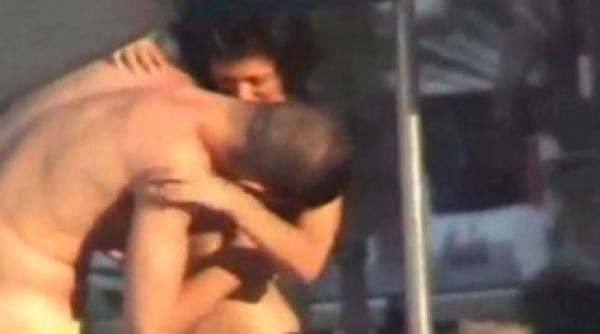 un barbat costumat in borat a intrerupt o partida de sex in public video