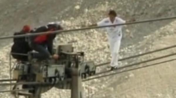 adrenalina un cascador a parcurs 1 000 metri pe cablul unui teleferic din alpii germani