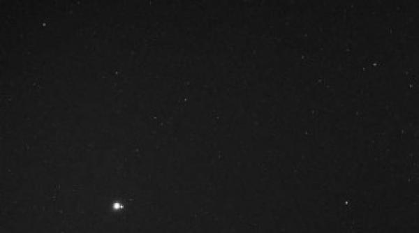 o naveta nasa a surprins o imagine cu pamantul si luna de la 966 milioane de kilometri distanta