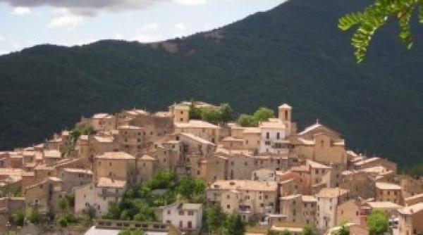 un orasel din italia isi tipareste propria moneda in semn de protest fata de masurile de austeritate