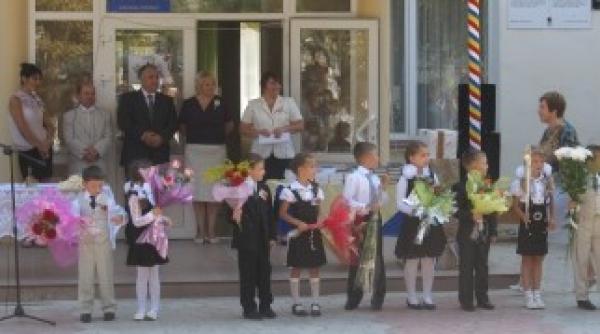 senatorul viorel badea doneaza carti si premiaza elevii olimpici la limba romana din grigoriopol republica moldova