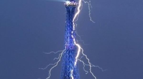 turnul eiffel lovit de fulger