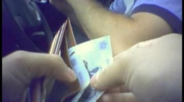 un politist din ilfov prins in flagrant in timp ce lua mita de 2 000 de euro