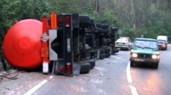 o cisterna cu butan s a rasturnat din cauza surparii soselei