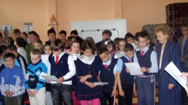 imnul national intonat obligatoriu lunea in scoli iar drapelul va fi arborat permanent deasupra tablei de scris din clase