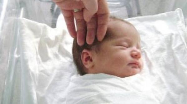 o fetita de 14 ani mama pentru a doua oara