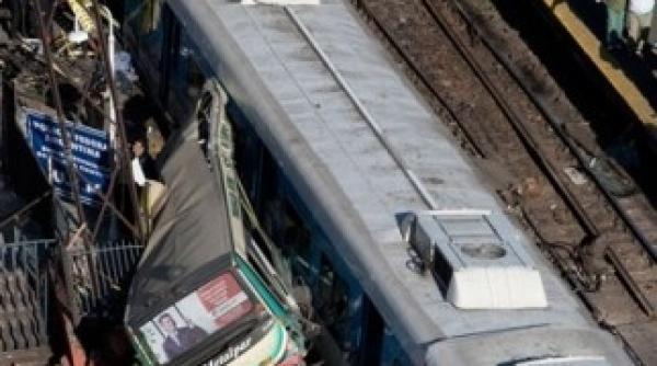 accident in care sunt implicate doua trenuri si un microbuz surprins de camerele de luat vederi video