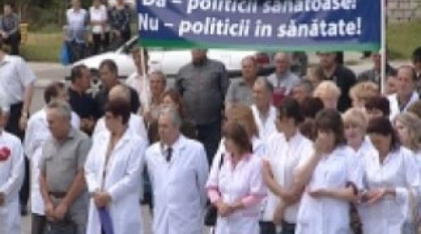 zeci de cadre medicale protesteaza la spitalul din craiova
