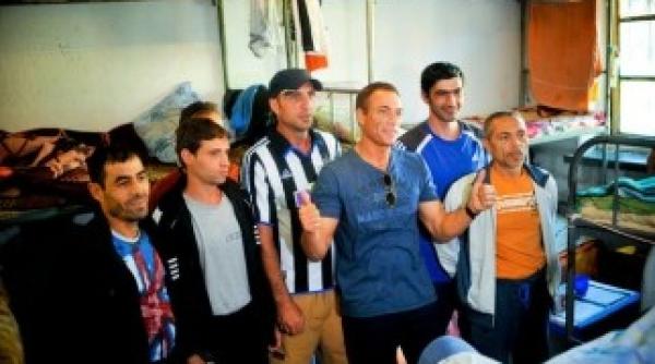 jean claude van damme a facut turul penitenciarului jilava actorul belgian le a povestit detinutilor cum a devenit vedeta