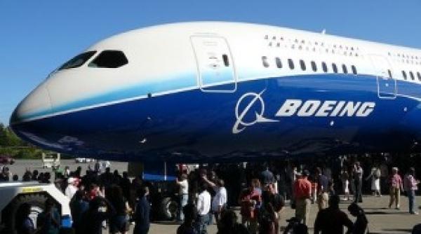 boeing a livrat primul 787 dreamliner avionul va consuma cu 20 mai putin carburant decat unul construit traditional