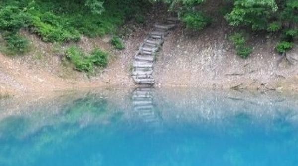 lacul albastru de la baia sprie singura apa din europa care isi schimba culoarea