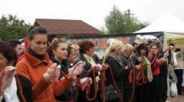 un carnat de 100 de metri a sfarait pe gratare la festivalul carnatilor de plescoi