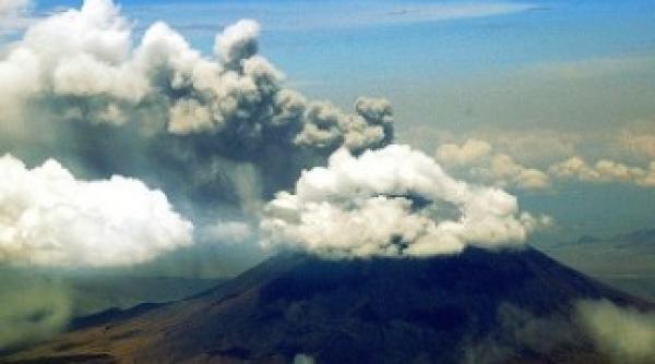 cod portocaliu pentru aviatie din cauza eruptei vulcanilor kizimen si siveluci din kamceatka