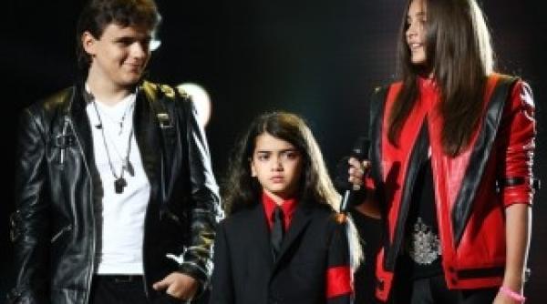 copiii lui michael jackson au aparut pe scena la michael forever concertul tribut imbracati ca tatal lor video