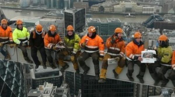 au recreat o imagine faimoasa din 1932 si au luat pranzul al 230 de metri deasupra orasului