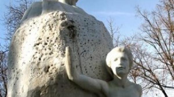 prima statuie a lui eminescu din romania a implinit 100 de ani