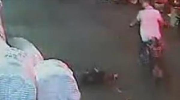 caz socant in china o fetita de doi ani a fost lasata sa moara in strada dupa ce a fost calcata de doua masini video