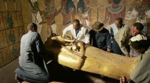 experiment barbat mumificat intocmai unui faraon pentru un documentar tv