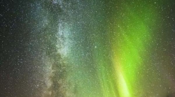 imagini dintr o alta lume aurora boreala si calea lactee surprinse in aceeasi fotografie video