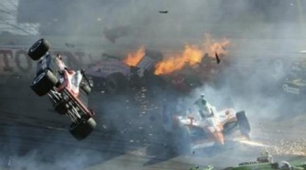 tragedia loveste la la cursa indycar pilotul dan wheldon a murit intr un accident in care au fost implicate 15 masini