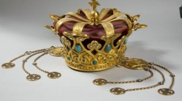 coroana reginei maria in cadrul seriei exponatul lunii la mnir