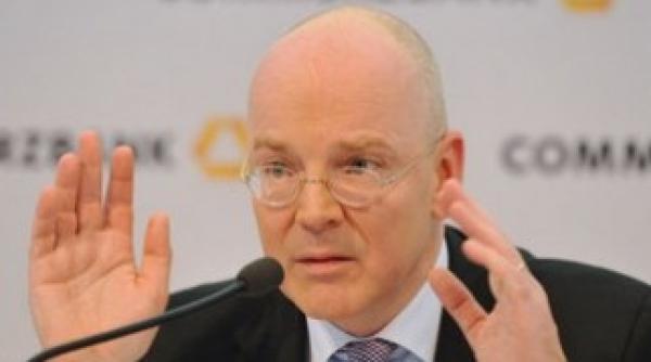 directorul general al commerzbank cere greciei sa declare insolventa tara nu poate fi ajutata