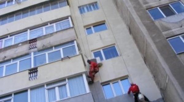 un constantean i a taiat cordelina unui alpinist care lucra la izolarea unui bloc