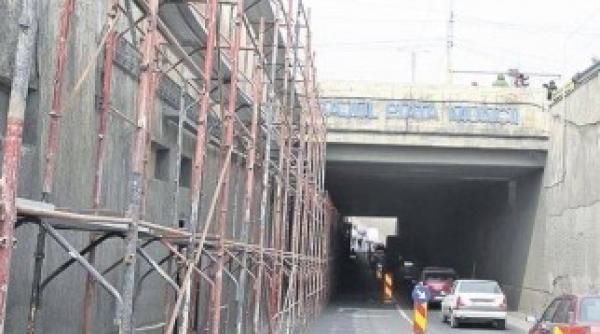 accident in pasajul muncii din capitala unde o schela a cazut peste un autoturism