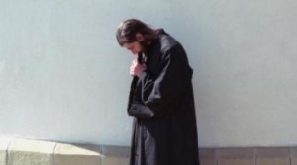 un barbat inarmat imbracat in calugar a fost arestat in zona dealului patriarhiei