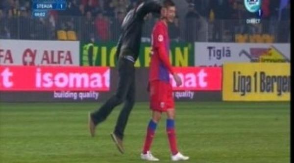 scene dramatice la petrolul steaua galamaz a fost lovit de un spectator iar tatarusanu de o torta aruncata din tribune meciul a fost suspendat